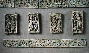Cuatro placas que representan figuras femeninas y dos bandas decorativas, de Begram de Afghan School
